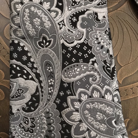 Black and Silver Grey Geoffrey Beene Vintage Tie - Picture 8 of 9